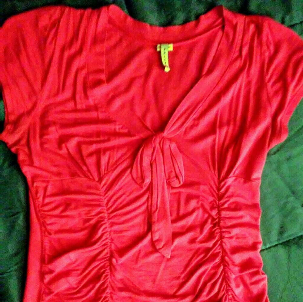 V-neck short sleeve shirt, runches @ tummy